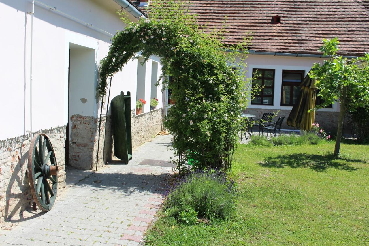 Axtburg Apartments Berbaltavar Екстер'єр фото